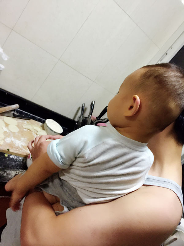 Hug even when cooking, only looking for father not mother Xia Tian-brand-SEO-public opinion-optimization-米国生活